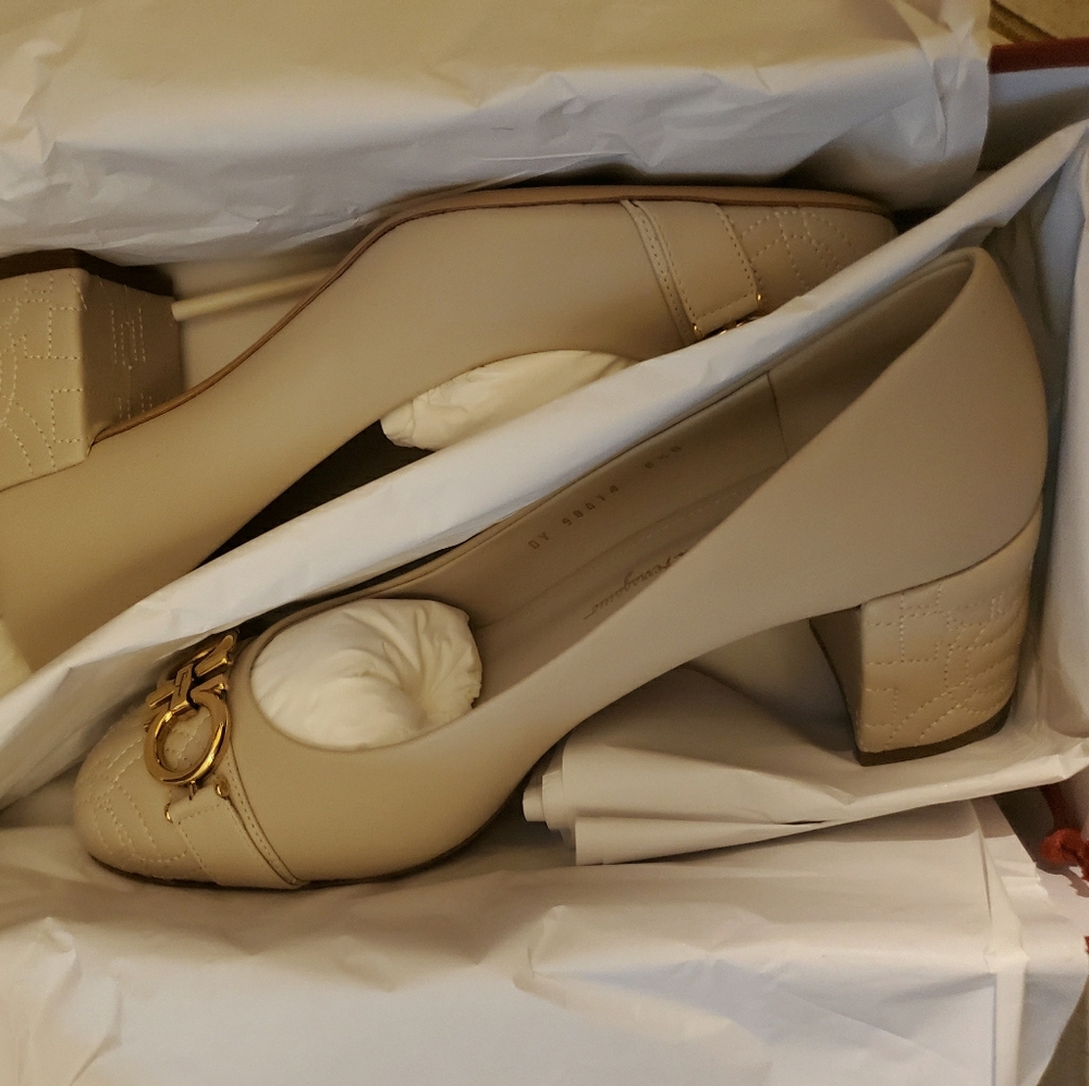 BRAND NEW SALVATORE FERRAGAMO  PUMP.